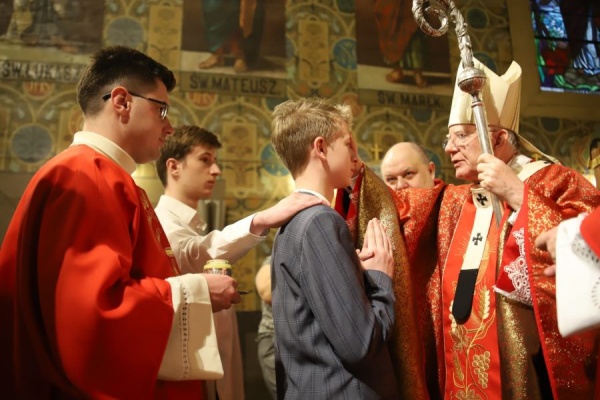 arcybiskup marek jędraszewski udziela sakramentu bierzmowania
